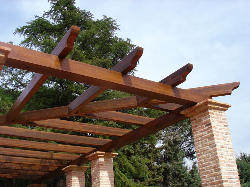 Pérgola de madera y piedra